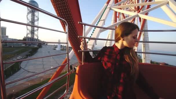Turismo: bella donna visita della città dall'alto nella cabina della ruota panoramica, fotografare paesaggi con il telefono cellulare. Colpo largo, palmare . — Video Stock