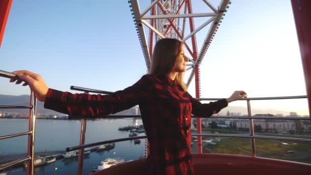 Turismo: mulher bonita cidade turística de altura na cabine da roda gigante. Amplo tiro, portátil, câmera lenta 60 fps . — Vídeo de Stock