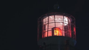 Deniz feneri gece, kırmızı ışık ile atış kapatın. Statik, yavaş hareket 60 fps.