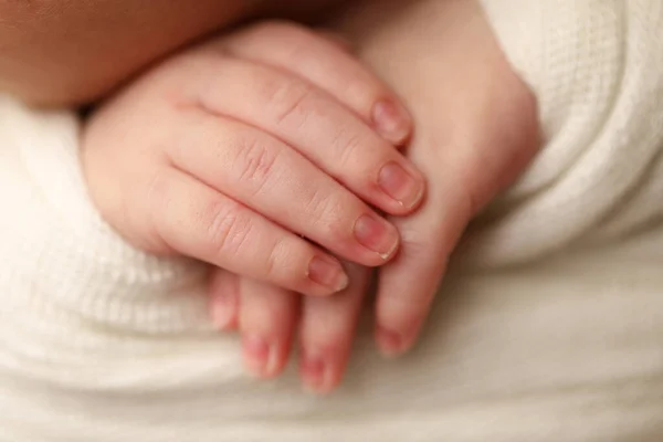 Yeni Doğmuş Bir Bebeğin Elleri Yaklaş — Stok fotoğraf