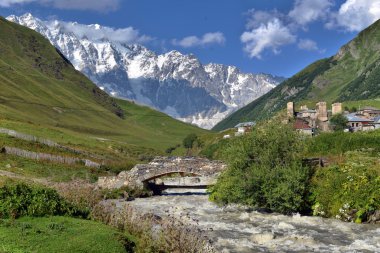 üst Svaneti Kafkasya olan dağda ile manzara