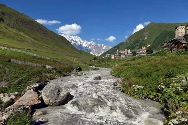 Paisagem com Cáucaso Shkhara montanha no alto Svaneti re — Fotografia de Stock