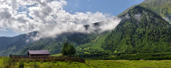 Ορεινό τοπίο στη γεωργία, δρόμο και σύννεφα — Φωτογραφία Αρχείου