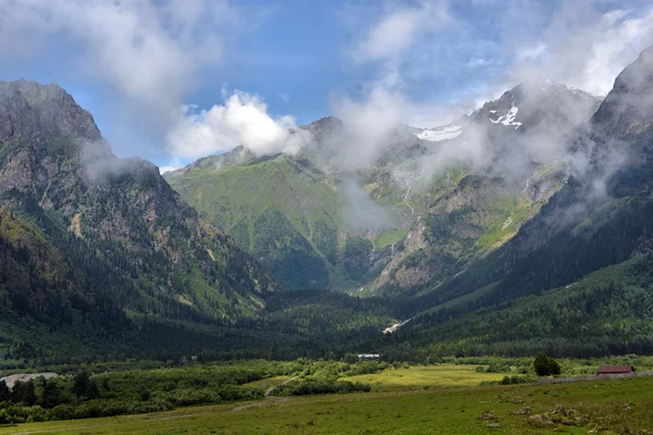 Горный ландшафт Грузии, дорога и облака — стоковое фото