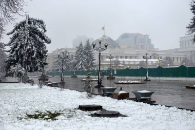 Kar, şehir, Ukrayna, Verkhovna Rada yakınlarındaki bir şehir parkında ışıklar ve ağaçlar.