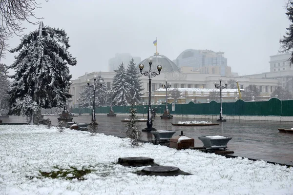 Snö Stad Ljus Och Träd Stadspark Nära Verkhovna Rada Ukraina Stockbild