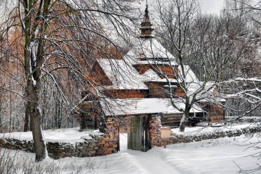 Kışın ahşap kulübeleri ve çitleri olan otantik Ukrayna köyü..