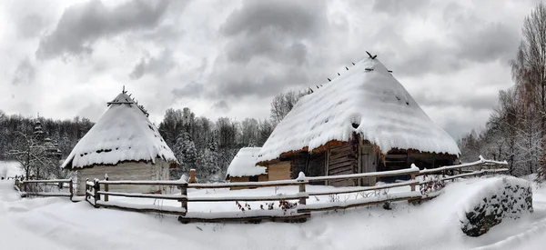 真正的乌克兰村庄 冬季有木制茅屋和栅栏 — 图库照片