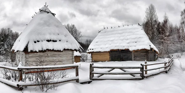 Автентичне Українське Село Дерев Яними Хатинами Парканом Взимку — стокове фото