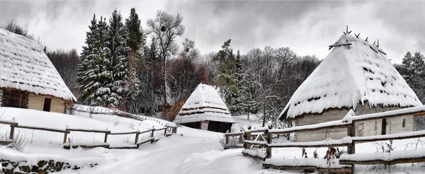 Auténtico Pueblo Ucraniano Con Cabañas Vallas Madera Invierno — Foto de Stock