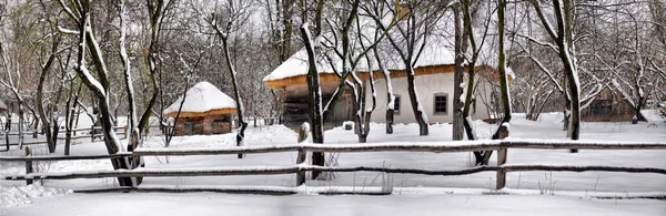 Автентичне Українське Село Дерев Яними Хатинами Парканом Взимку — стокове фото