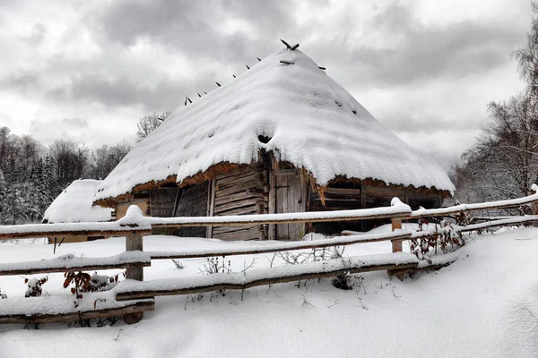 Kışın Ahşap Kulübeleri Çitleri Olan Otantik Ukrayna Köyü — Stok fotoğraf