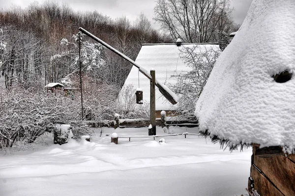 Autentická Ukrajinská Vesnice Dřevěnými Chatrčemi Ploty Zimě — Stock fotografie
