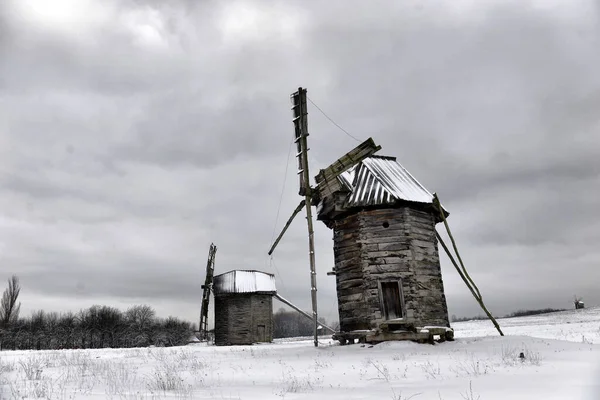 Antik Trä Väderkvarn Snöig Ukrainska Byn Vinterlandskap — Stockfoto