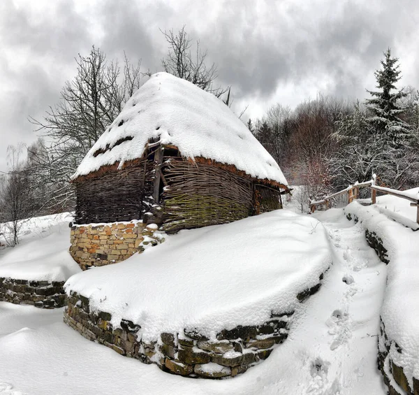 冬に木造の小屋やフェンスと本物のウクライナの村 ストックフォト