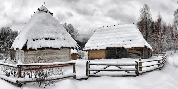 Kışın Ahşap Kulübeleri Çitleri Olan Otantik Ukrayna Köyü Stok Fotoğraf