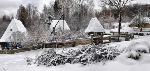 Kışın Ahşap Kulübeleri Çitleri Olan Otantik Ukrayna Köyü Stok Resim
