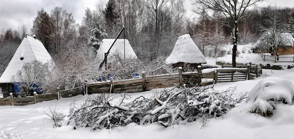 Autentiska Ukrainska Byn Med Trähyddor Och Staket Vintern Stockbild