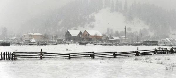 Paesaggio Tipico Dei Carpazi Ucraini Con Proprietà Private Inverno — Foto Stock