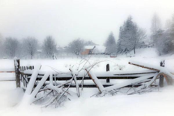 Paesaggio Tipico Dei Carpazi Ucraini Con Proprietà Private Inverno — Foto Stock