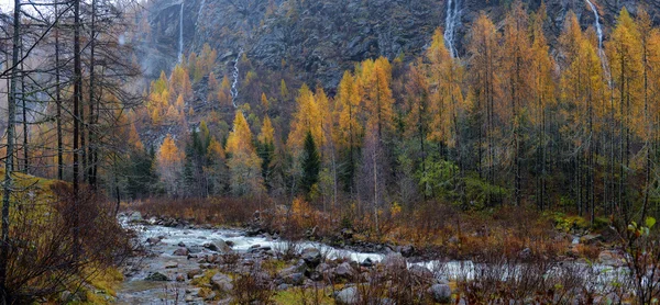 Herbstlandschaft in den Alpen — Stockfoto