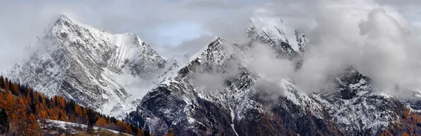 Panorama dos picos cobertos de neve — Fotografia de Stock