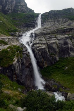 Yazın dağlarda şelale
