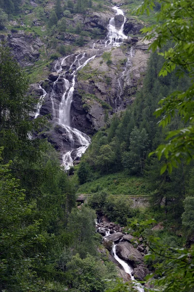 夏天山中的瀑布 — 图库照片