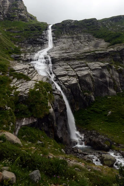 Cachoeira nas montanhas no verão — Fotografia de Stock