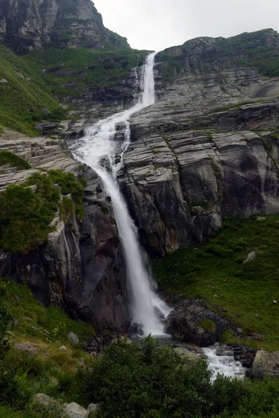 Wodospad w górach latem — Zdjęcie stockowe