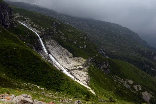夏天山中的瀑布 — 图库照片
