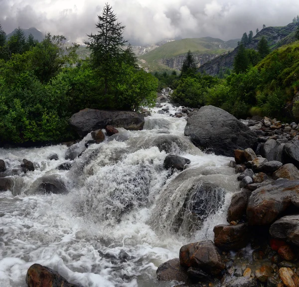 Arroyo de montaña en los Alpes — Foto de Stock