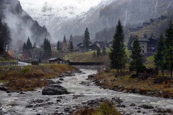 Alpejskie panoramy z niewielkiej miejscowości — Zdjęcie stockowe