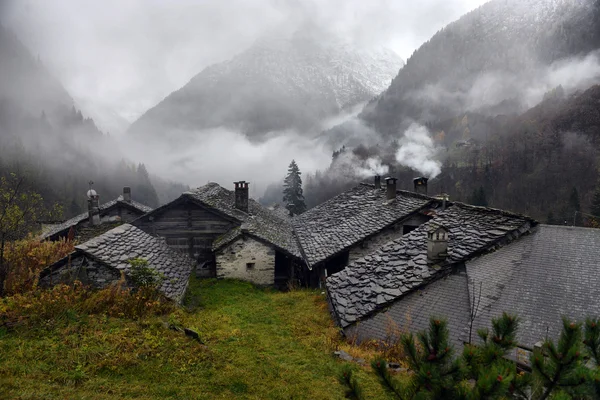 Alpenpanorama aus dem kleinen Dorf — Stockfoto