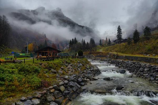 Paesaggio autunnale nelle Alpi — Foto Stock