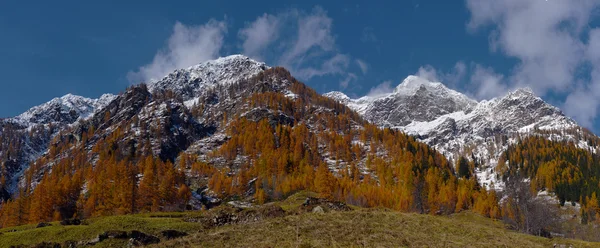 Paisaje otoñal en los Alpes — Foto de Stock