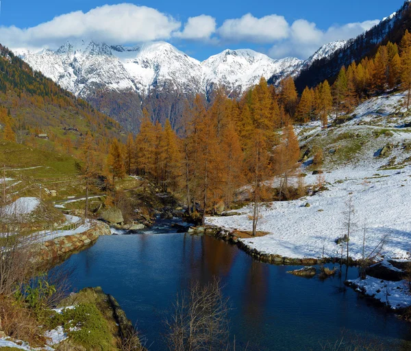 Paesaggio autunnale nelle Alpi — Foto Stock