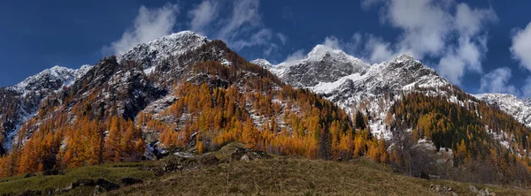 Paisaje otoñal en los Alpes — Foto de Stock