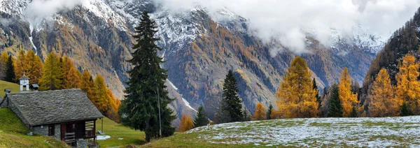 Alpenpanorama van het kleine dorp — Stockfoto