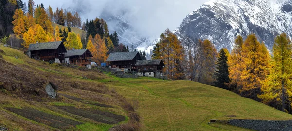 Alpenpanorama van het kleine dorp — Stockfoto