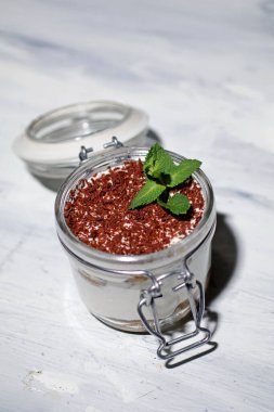 Beyaz arka planda lezzetli bir tatlı bardağı.