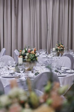 Restoran masalarında çiçek aranjmanları 