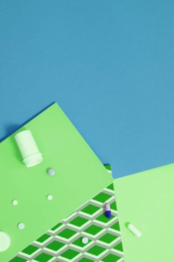 modern minimalist düz fotoğraf. Not defterleri ve haplar. Parlak kağıt arka planda.
