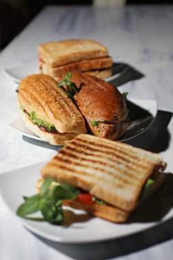 Tabaktaki sandviçlerin fotoğrafını kapat.