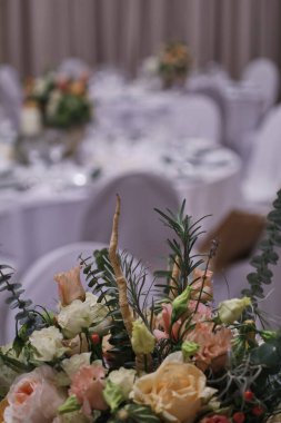 Restoran masalarında çiçek aranjmanları 