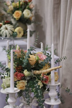 Renkli lüks çiçek düzenlemeleri ve mumlar