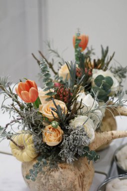 Balkabağında renkli, lüks çiçek aranjmanı 