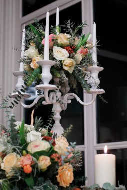 Renkli lüks çiçek düzenlemeleri ve mumlar