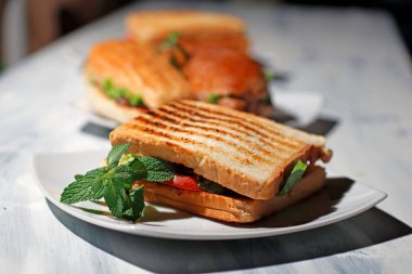 Tabaktaki sandviçlerin fotoğrafını kapat.