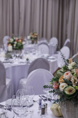 Restoran masalarında çiçek aranjmanları 